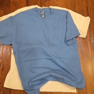 2  Gildan tshirt bundle